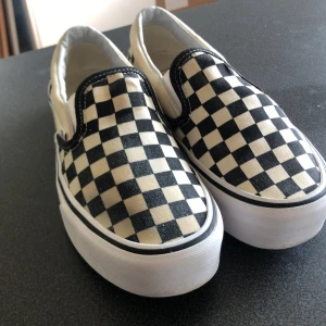 Skor - Säljer ett par vans skor som knappt är använda köptes för 491kr och säljer dem för 300kr plus frakt💕