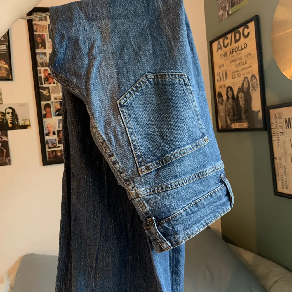 Mörkblåa high waisted jeans. Använt få gånger . Jeans & Byxor.