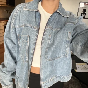 Jeansjacka - Oversized jeansjacka med dragkedja , storlek S men passar xs-M beroende på hur man vill att den sitter