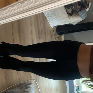 Kostymbyxa/tights - Utsvängd kostymbyxa/tights från Bershka med pressveck fram, fejkfickor bak och slits i sidan av benen. Superbekväma!! 💘