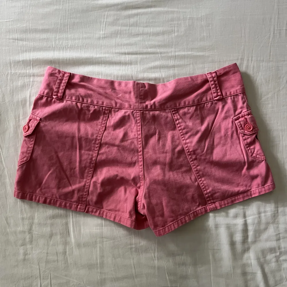 Supersöta rosa cargo shorts. Begagnat skick men inga fläckar eller hål! Storlek 40, men passar även 38🫶💕. Shorts.