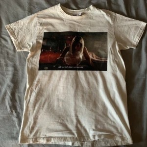 Veronica Maggio tshirt - Veronica maggio merch nypris: 250kr Använts många gånger men är i bra skick. 