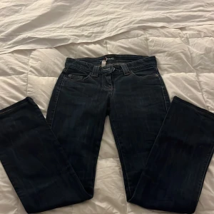 Jeans - Säljer dessa as snygga lågmidjade jeans som jag köpte på en marknad i Frankrike då dem va för små på mig, skulle tippa på att dem e i stolek 24 i midjan och 32 i längden ( använd gärna köp nu )