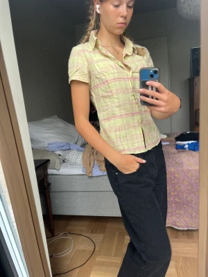 Rutig Soya skjorta  - Fin rutig skjorta från Soya! Figurnära, trevliga färger i gult och rosa samt bra skick! 