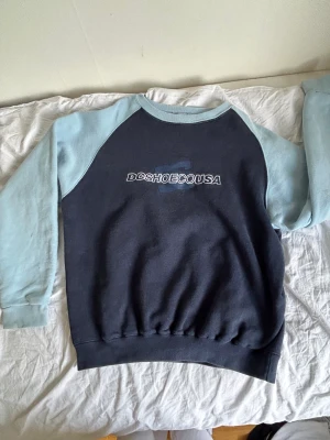 Tröja  - Sååå cool tröja köpt i fel stolek. Andvänd endast enstaka tillfällen. Hör av dig för mer info!