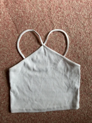 Zara topp - Säljer nu en jättesöt zara topp. Säljer för att den inte kommer till andväning. Det är storlek M och jag har två till sånna här toppar i stl S i mitt flöde💘💘 kontakta mig vid intresse, betalning sker via Swish. Köpt för 199kr på Plick - säljer för 50kr 🥰