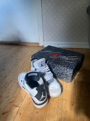 Jordan 4 millitary black  - Jordan 4s jättebra skick använd 3 eller 4 gånger skriv om ni har några frågor