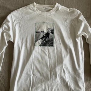 Vit tröja med tryck  - Vit tröja med unikt tryck från Polar Skate Co. Storlk XS, något stor i storleken passar även S. 