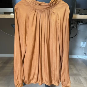 Top/Blus - Helt ny, utan lappar. stl L