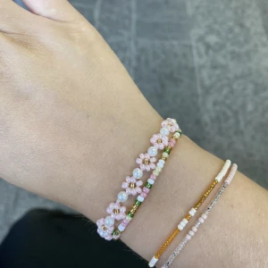 Armband  - Fina armband! De med blommor = 45kr. De andra 30kr/st eller alla för  120kr❤️