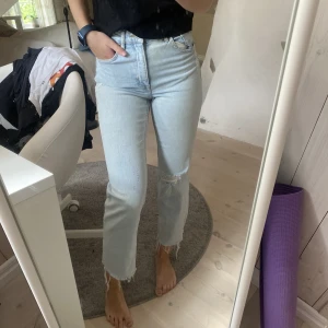 Blå jeans - Blåa raka jeans som går ut lite längst ner vid benen. Nyskick👍🏼