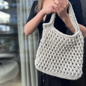 Virkad väska - Handvirkad väska. Stabilt och tjockt garn som gör att väskan kan bära mycket. 