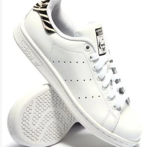 Stan smith med zebra mönster - Sneakers ifrån stan smith med zebra mönster. Säljer då tyvärr för små för mig