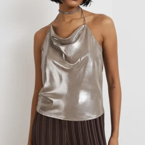 Helt ny topp - Säljer denna helt nya topp från Gina tricot!🩶🩶