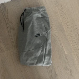 Nike tracksuit - Hej! Säljer dessa sjukt sköna techfleece byxorna som hör ihop till techfleece tröjan. Sjukt snygga och sköna och även här knappt använda. 😁