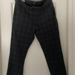 Kostymbyxor från Jack and jones - Slim kostymbyxor från Jack and Jones endast använda en gång så väldigt bra skick. Storlek 31/30. Nypris 600kr