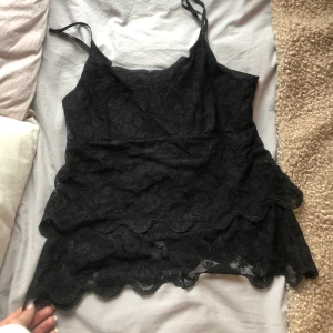 Spets topp - Säljer mitt jättefina spets linne!super elegant och passar till många tillfällen! Skriv för mer bilder eller frågor 💕💕