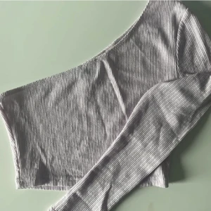 Topp - Topp med one sleve.