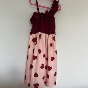 Röd barn klänning  - En röd rosa klänning till barn 