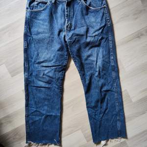 Wrangler jeans i storlek 34 x 30 (regular fit). Sjukt snygga i både färgen och modellen 😍 