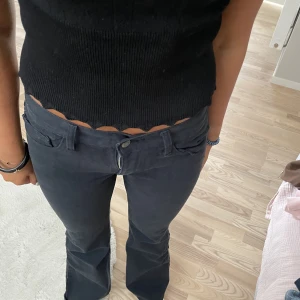 Mörkblå jeans Brandy lowwaist bootcut - Mörkblå nästan svart lågmidjade jeans från Brandy. Använda en gång. Vet inte vad modellen heter. 