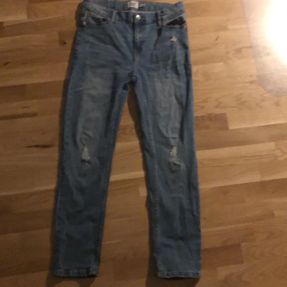 Dem här denim jeansen är för små och för tajta med andra ord jag har växt ut ur dem . Jeans & Byxor.