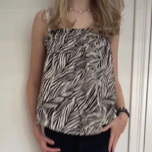 Fin topp!❤️ - Fin mönstrad topp! Den är i nyckick! För närmare tit på toppen följ oss på tiktok: selloutafh 🥰