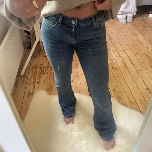 Zara bootcut jeans  - Zaras slutsålda low-waist bootcut jeans!💙Nästintill nyskick då de bara använts 2 gånger. Säljer då jag har flera likande. Strl 32, lite långa för mig som är 160. Orginalpris 399!!