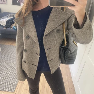 Kort kappa - Säljer nu denna snygga höst kappa 