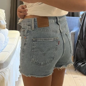 Levis skorts - Säljer mina sköna Levis shorts som tyvärr blivit för små 💔 De är knappt använda och nyskick! 