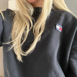 Tommy hilfiger sweatshirt - En Tommy Jeans sweatshirt i strl L. Sitter som en S på mig. En aning urtvättad som ger en vintagekänsla.