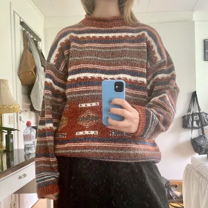 stickad tröja - säljer en av mina vintage favoriter! så skön och fin passform, jag är S som referens men passsr större storlekar. Säljer då jag är i behov av pengar så sänker inte priset