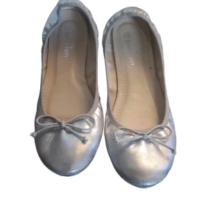 Silver ballerina skor 40 - Silvriga ballerina skor i stl 40, nyskick, säljer för de är för små