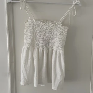 Gulligt vit linne - Säljer detta gulliga vita vilang linnet. Köptes förra sommaren från Vero Moda men säljer då jag inte finner någon användning av det❤️