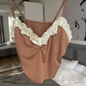 LINNE MED SPETS - Sött brunt linne med spets som är helt oanvänd då det inte är min stil. Linnet sitter som S och säljs för 60kr +frakt🤍