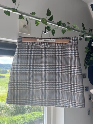 Rutig kjol - blå rutig kjol från Ginatricot. bra skick. ej genomskinlig. Knappt använt!