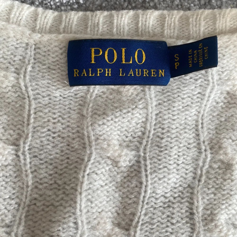 En fin polo tröja som nästan inte är använd. Den är i storlek xs men passar även s. Köpt för typ 1500 säljer för ca 500 kr eller mer. Tröjor & Koftor.