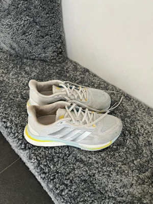 Adidas löparskor - Löparskor från Adidasbyxor i bra skick. Använda cirka 10 tillfällen. Säljes till mycket lågt pris då de har några fläckar som naturligt blur samt att jag använder ett par andra.