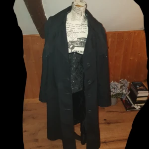 Lång kappa/rock - En längre kappa/rock passar perfekt till hösten/vintern🍂 Står ingen storlek så antar att det är "one size" skulle beskriva den som oversized för S men passar säkert XS-XL beroende på smak/passform!! PRISFÖRSLAG GÅR BRA❗
