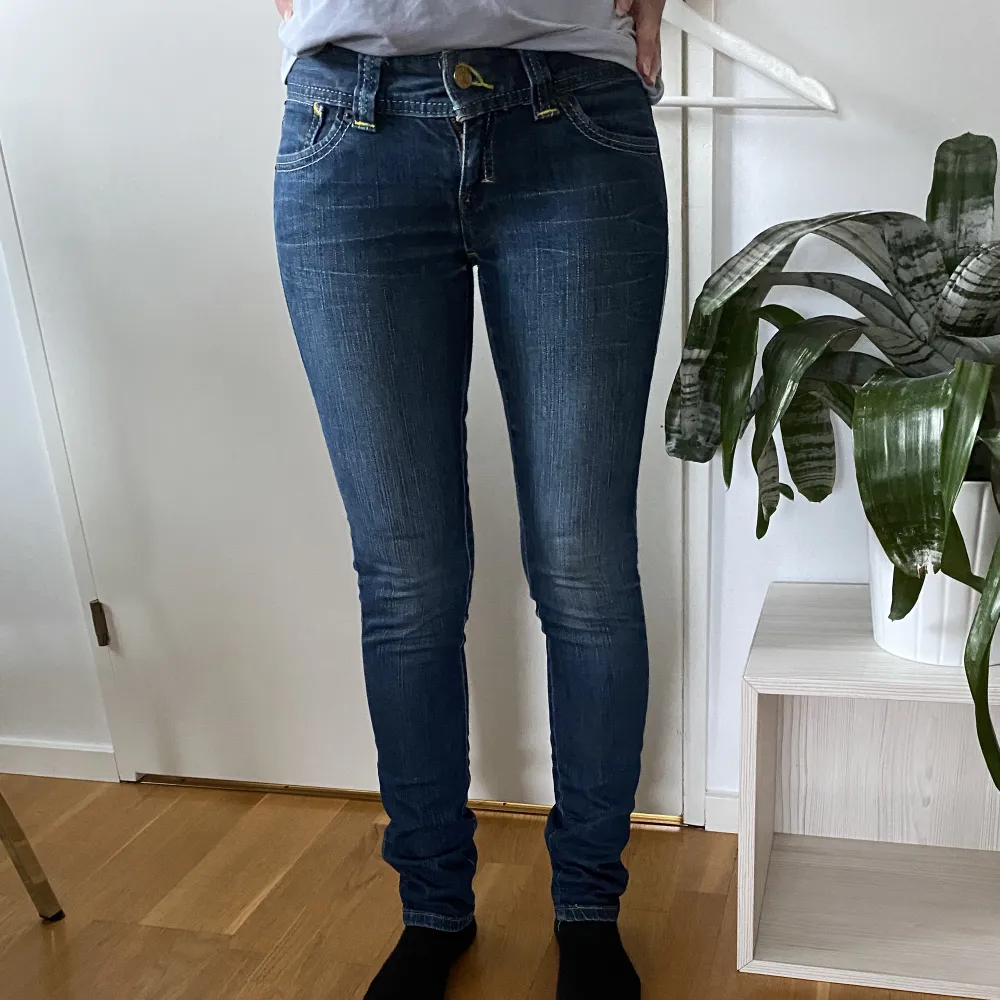 Galet snygga men tyvärr för trånga för mig. Har vanligtvis xs/S och är 164. Passar nog nån som är xxs/xs. Jeans & Byxor.