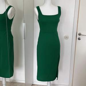 En superfin grön klänning helt ny köptes förra veckan. Den var tyvärr för liten på mig därav säljer jag den. Superfin passform