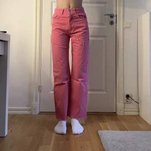 Coola rosa jeans från Ginatricot. Använda en gång. Modellen är wide. Midjemåttet rakt över är ca 33/34cm. Innerbenslängden är ca 72cm💛