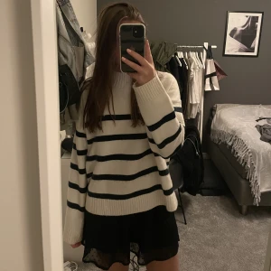 Stickad tröja - Randig stickad tröja från hm, den är XS men oversized så skulle säga att den passar S och M också❣️
