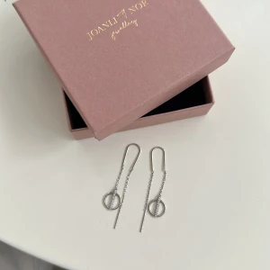 Silverörhängen  - Äkta silverörhängen från märket Jonali Nor. Använda ett fåtal gånger så därför säljes dem, superfint skick ❤️