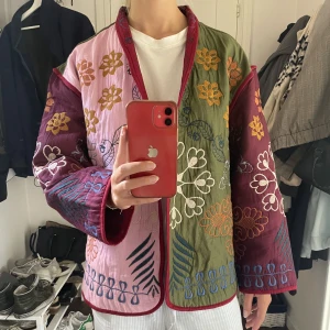 Mönstrad Zara jacka - Super fin mönstrad och färgglad Zara jacka! Perfekt för sena sommarkvällar eller som höstjacka💗💗Storlek S. Nypris 999kr. Knappt använd, säljer för att jag tycker den är lite för stor på mig.