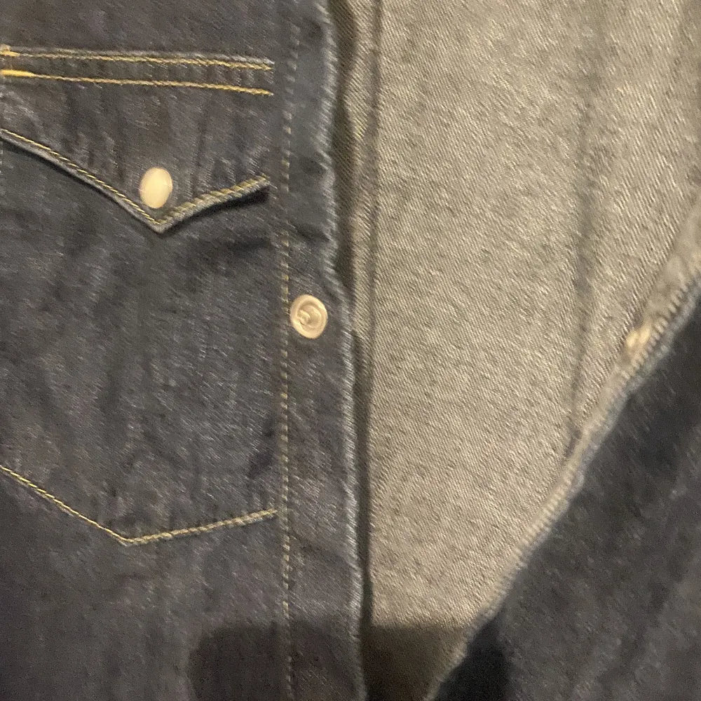 Blå Levis shorta jeans  . Skjortor.
