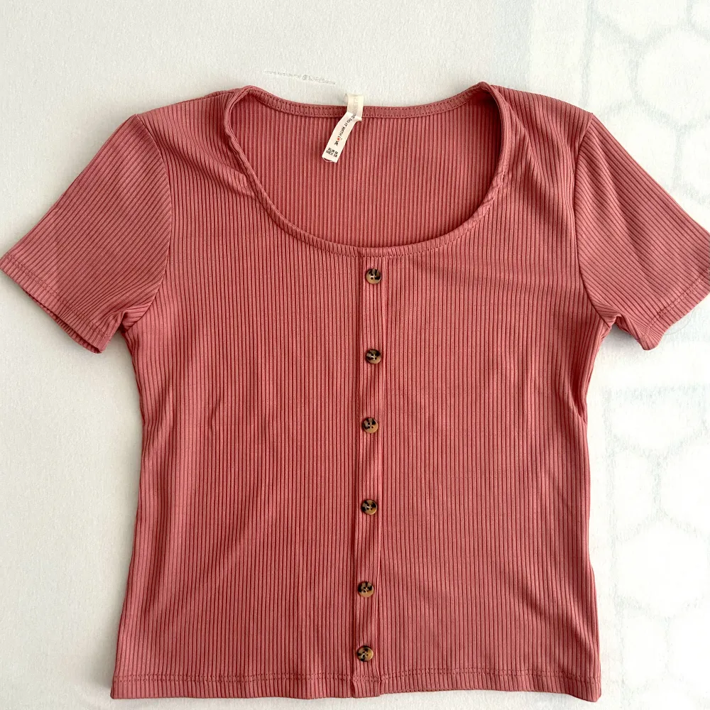 Tshirts i stretchigt material, är i bra skick. Tillkommer i rosa och vit. Storlek S. Pris: 30/st , båda för 50kr. T-shirts.