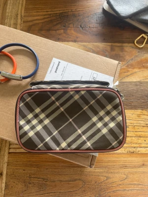 Burberry Mini Pouch  - Burberry Mini Pouch  - Skick: 8/10 - Pris: 800kr