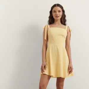 Från: NaKd Namn: Embroidered mini dress Nypris: 440kr  Säljer för att det inte är min stil, aldrig använd. 