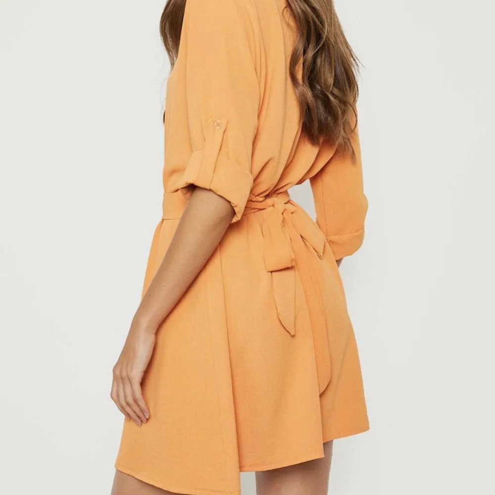 Från Boohoo Orange skjortklänning med bälte Säljer för att jag tyckte den var för kort, aldrig använd😇 Nypris var 450kr. Klänningar.